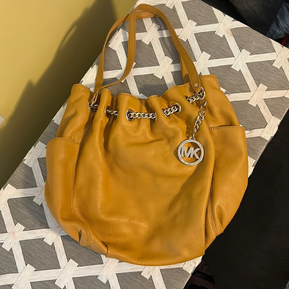 Michael KORS bag yellow gold super cute perfect size!